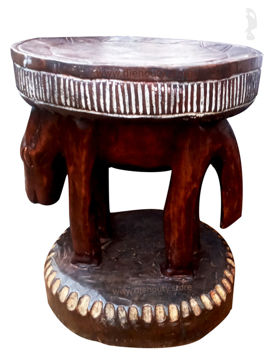 TABOURET BOIS MASSIF POSE SUR ANIMAL